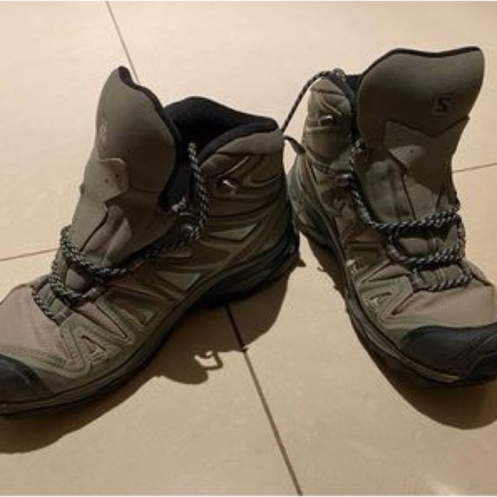 Salomon women’s hiking boots like new size 8